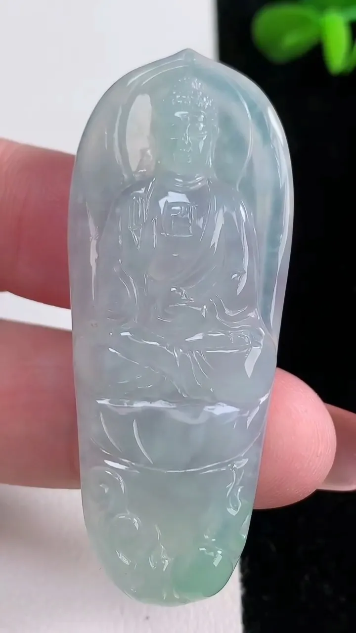 天然A货翡翠阿弥陀佛吊坠，尺寸56-22.7-5.6，重量:14.57g
12月16日