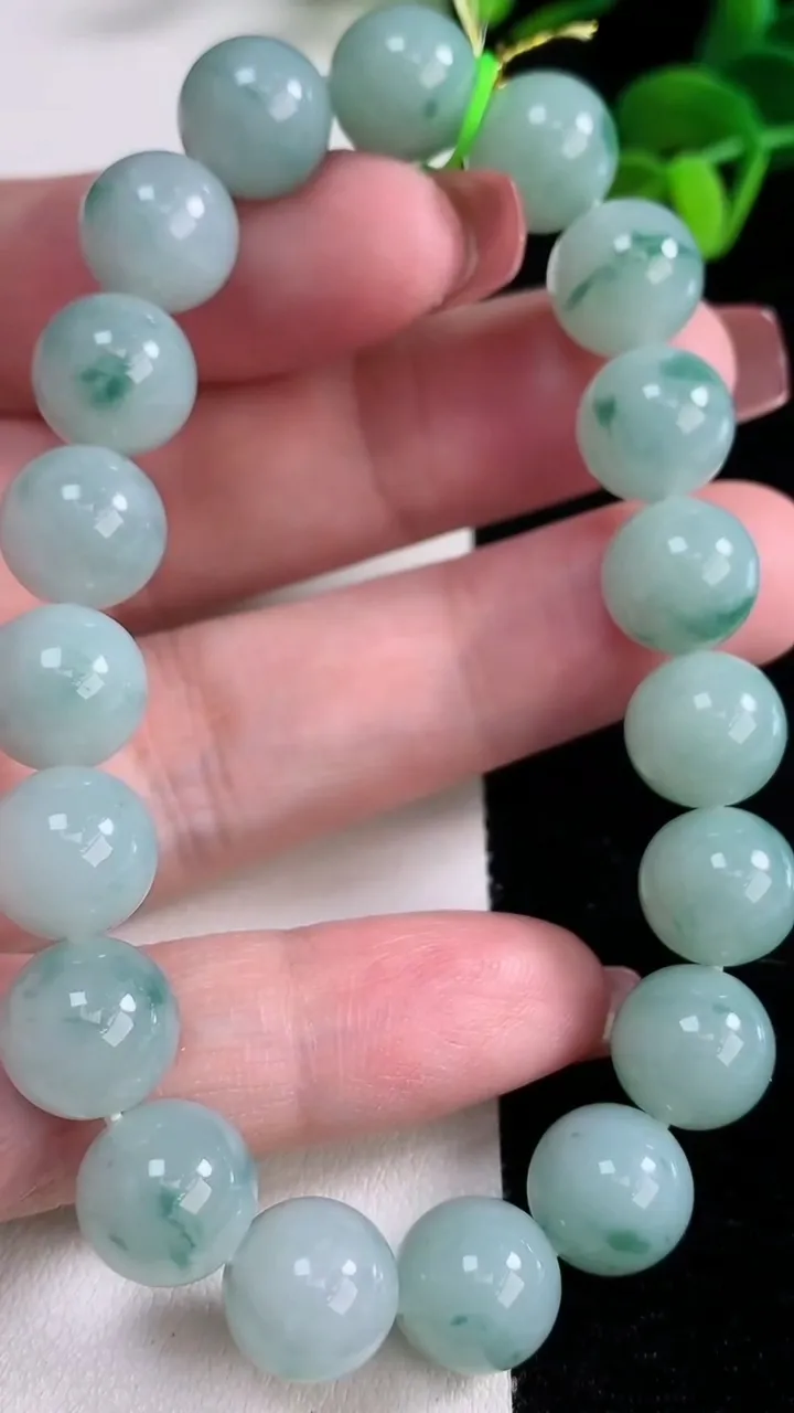 天然A货翡翠种飘花圆珠手串，尺寸10.8-19颗，重量:41.98g12月16日
工厂直销收藏佳品,