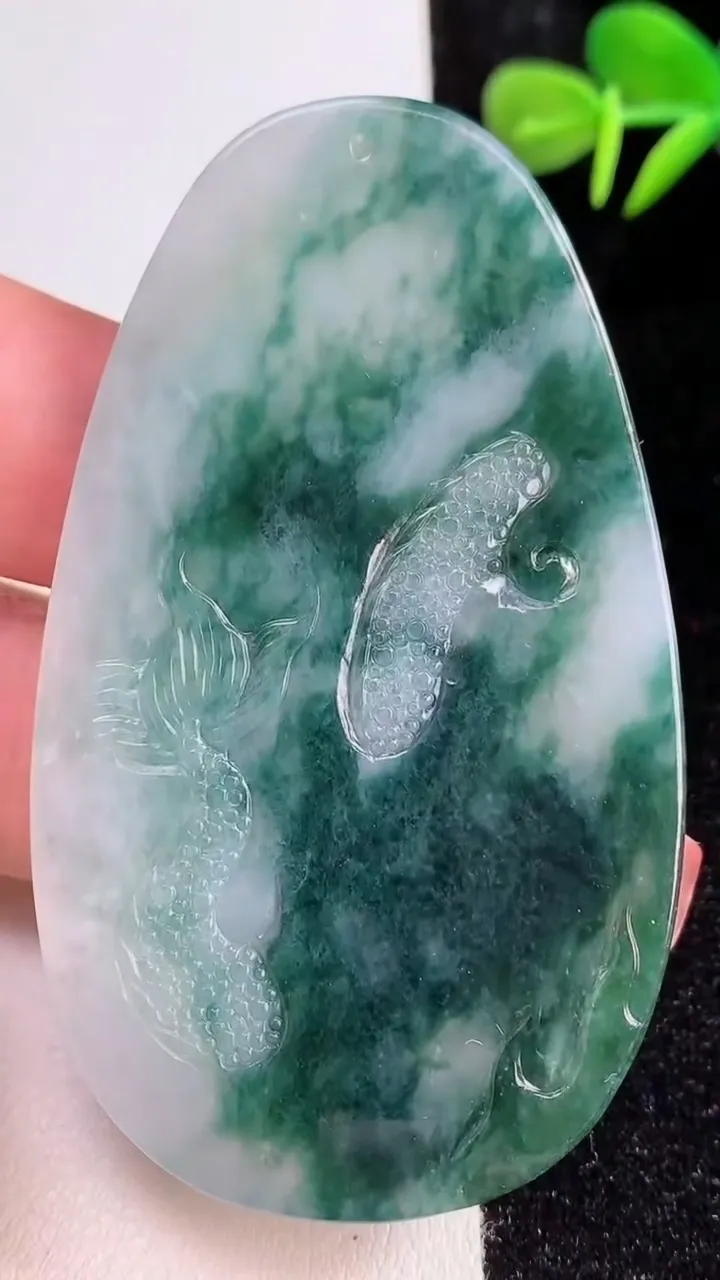 天然A货翡翠飘花御龙财神爷吊坠，尺寸67.4-39.4-5.6，重量:33.10g
12月16日