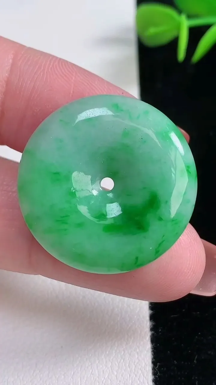 天然A货翡翠平安扣吊坠，尺寸27.6-5.6，重量:9.19g
12月16日