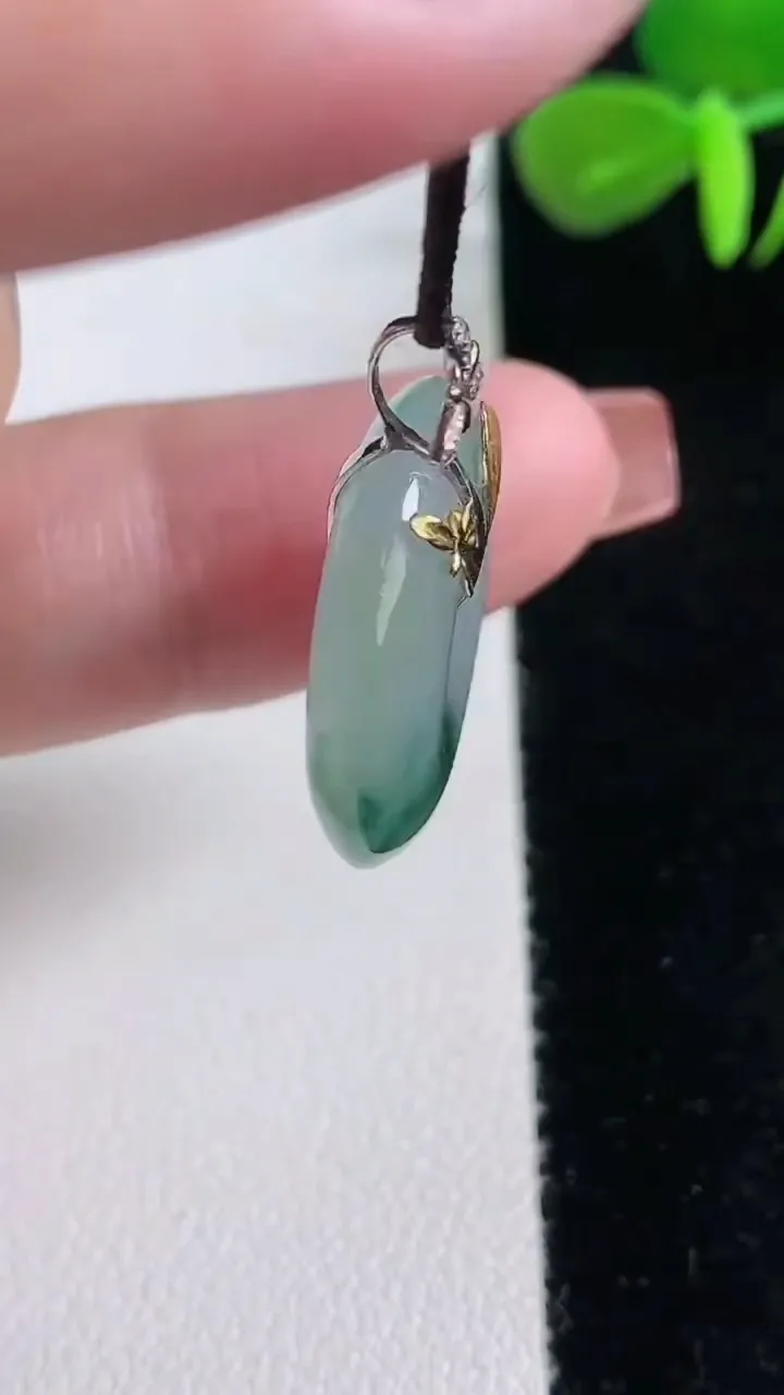 天然A货翡翠种飘花平安扣吊坠，尺寸20.8-5.3，重量:5.35g
12月16日