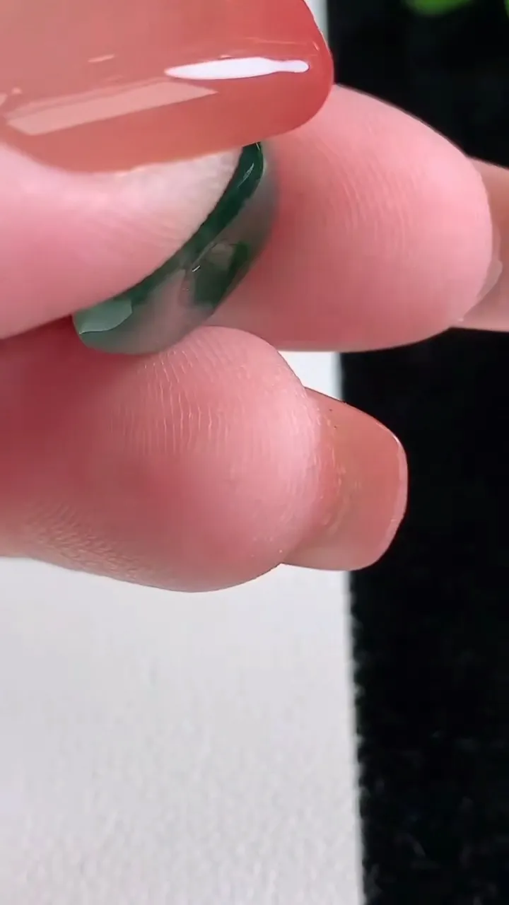 天然A货翡翠冰种飘花平安扣吊坠，尺寸14.5-5.4，重量:2.25g
12月16日