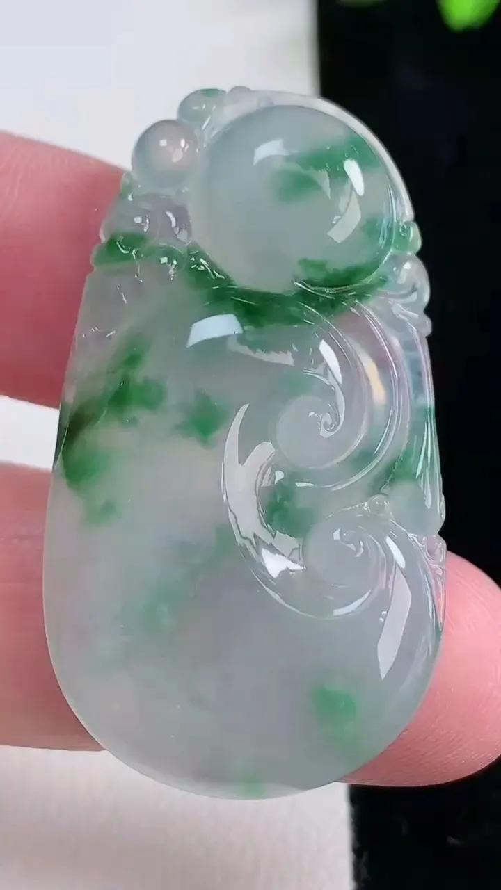 天然A货翡翠冰种飘花如意吊坠，尺寸43-24.2-5.2，重量:11.22g
12月16日