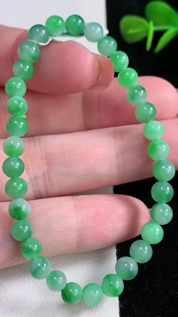 天然A货翡翠圆珠手串，尺寸5.5-33颗，重量:9.25g12月16日
工厂直销收藏佳品,种好水足，色泽均匀，有种有色，上手高大气！