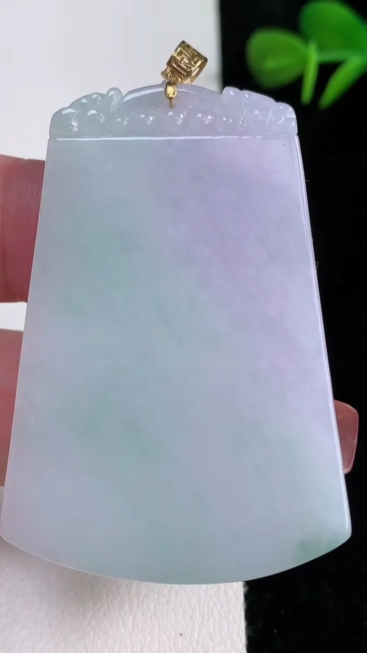 天然A货翡翠18K金春带彩紫罗兰无事牌吊坠，尺寸51.7-35.6-5，重量:26.53g
12月1