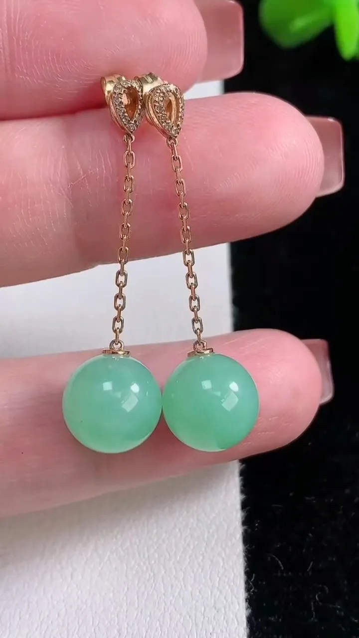 天然A货翡翠圆珠耳坠，尺寸10，重量:4.68g12月16日
工厂直销收藏佳品,种好水足，色泽均匀，有种有色，上手高大气！