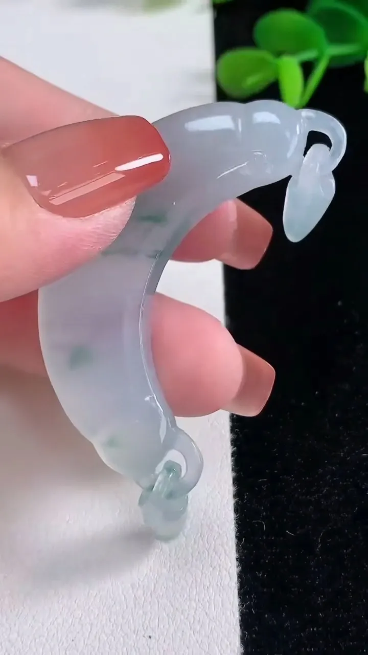 天然A货翡翠冰种飘花如意锁手牌，尺寸53.6-15.3-6.4，重量:18.43g
12月16日