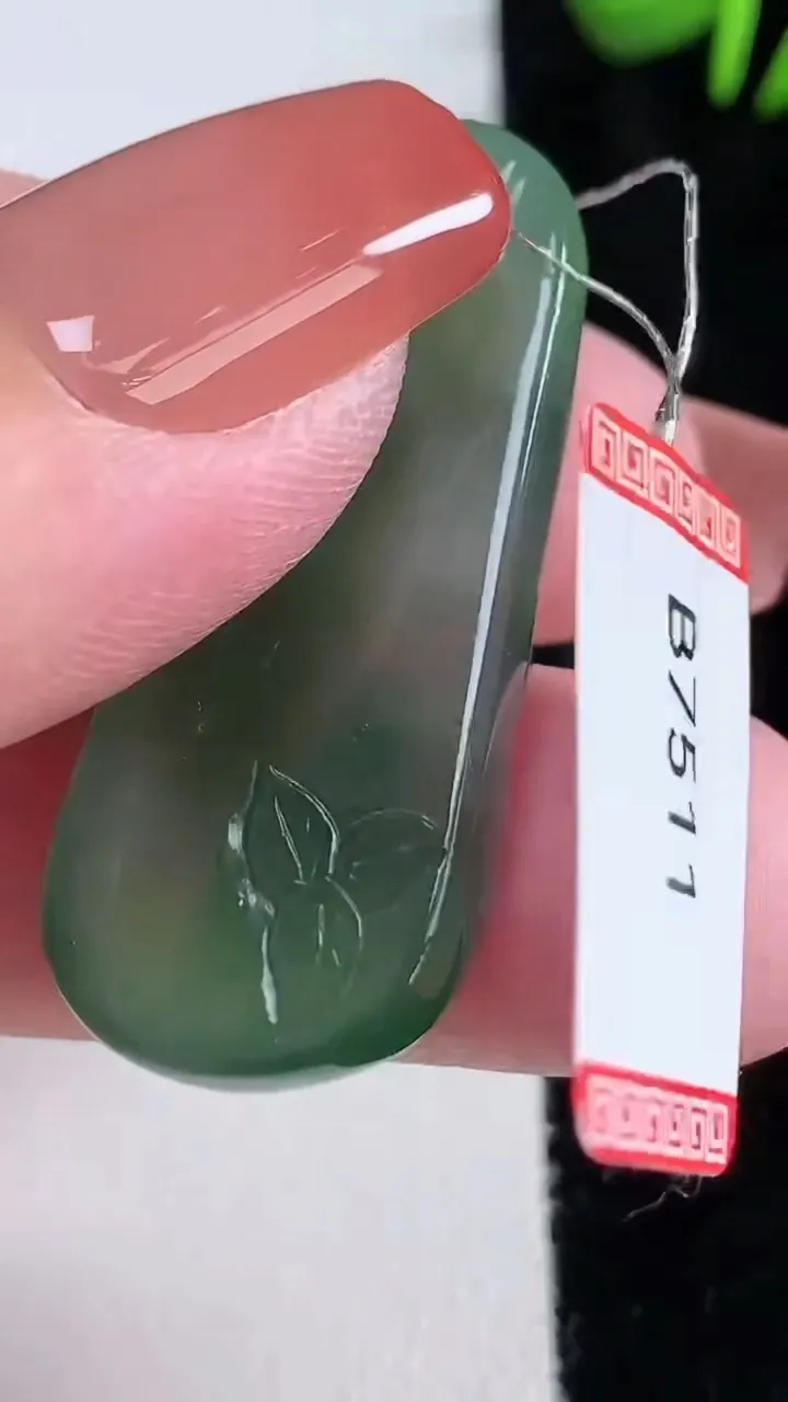 天然A货翡翠大势至菩萨吊坠，尺寸39.2-16.3-6.7，重量:10.00g
12月16日