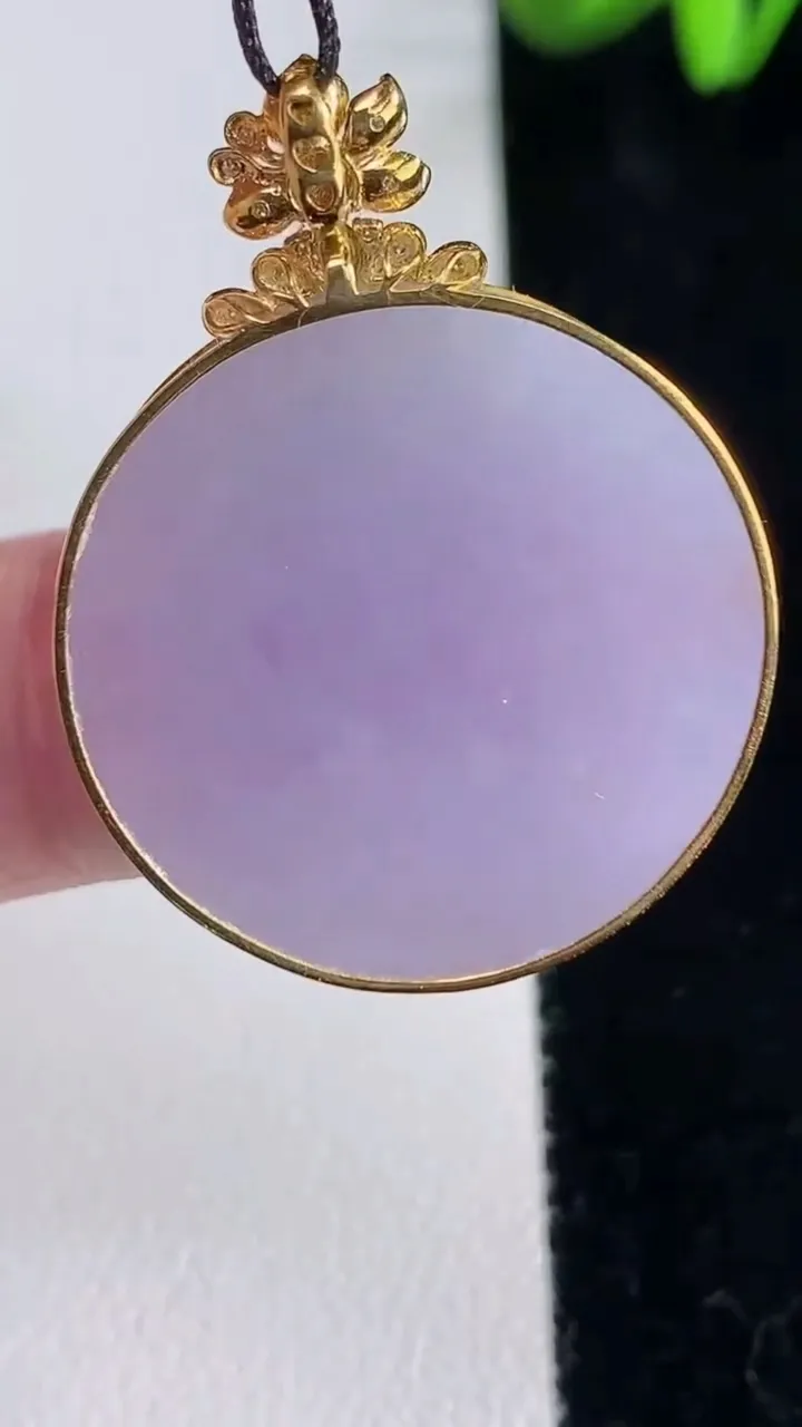 天然A货翡翠18K金紫罗兰无事牌吊坠，尺寸25.5-4.2，重量:6.76g
12月16日