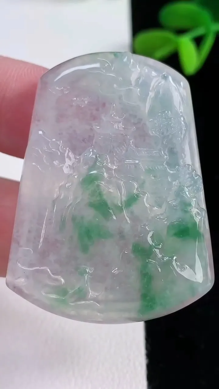 天然A货翡翠种飘花山水牌吊坠，尺寸44.5-34-5.3，重量:17.56g
12月16日