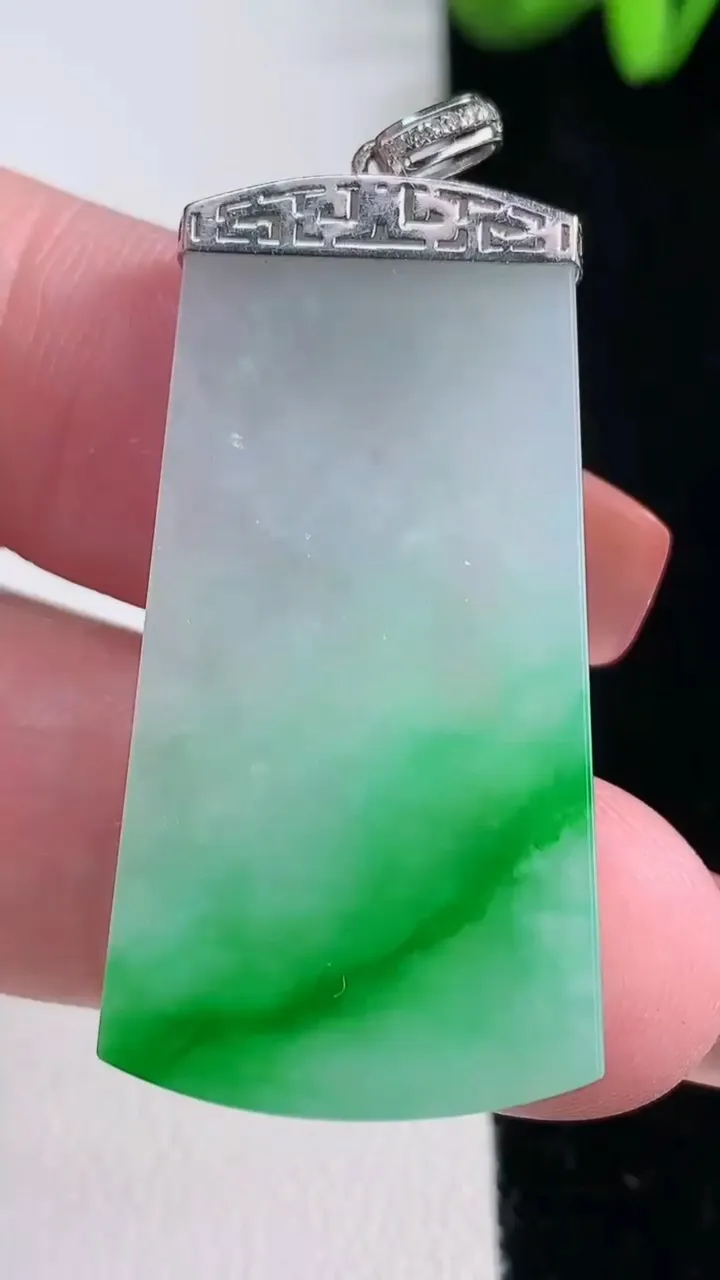 天然A货翡翠无事牌吊坠，尺寸38.2-20.4-3.3，重量:8.65g
12月16日