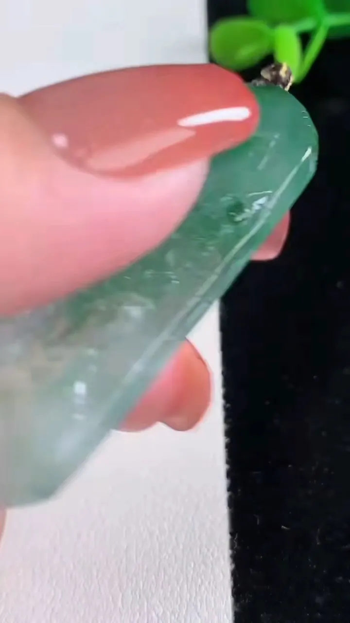 天然A货翡翠山水牌吊坠，尺寸57.8-43.3-6，重量:34.30g
12月16日