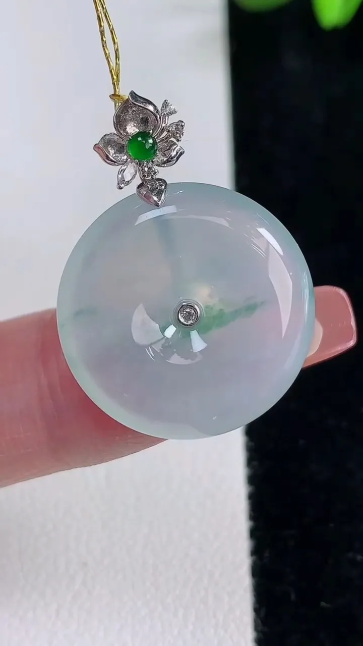 天然A货翡翠种飘花平安扣吊坠，尺寸21.3-5.3，重量:5.44g
12月16日