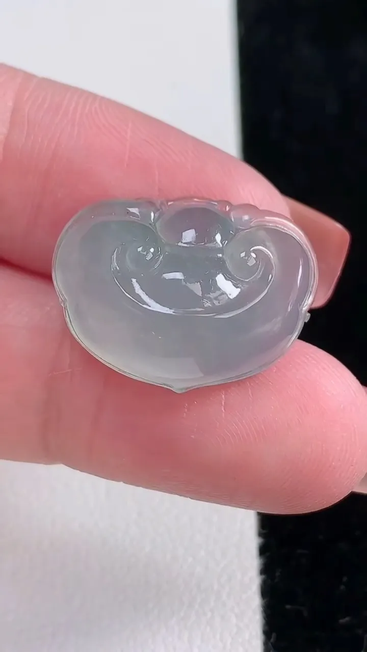 天然A货翡翠如意头吊坠，尺寸22-16.3-8.2，重量:4.81g
12月16日