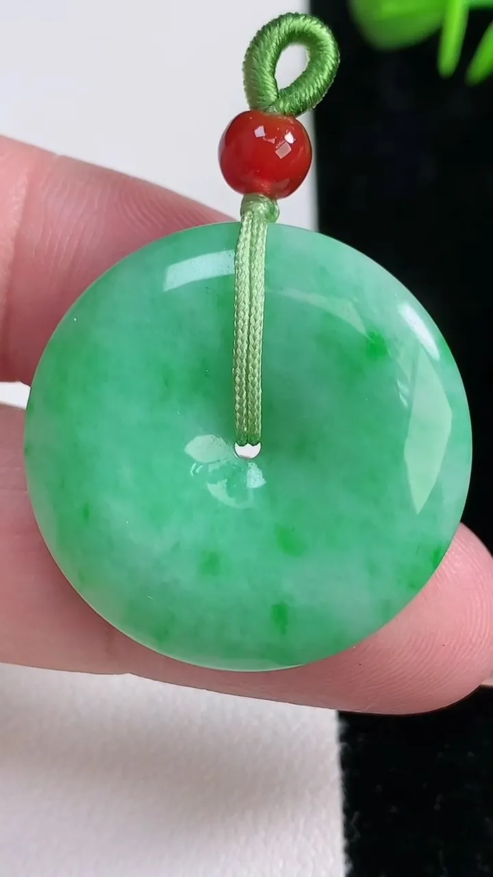 天然A货翡翠平安扣吊坠，尺寸29.8-5.6，重量:10.82g
12月16日