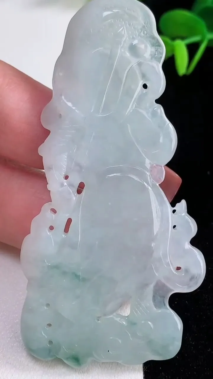 天然A货翡翠冰种飘花关公吊坠，尺寸75.7-38.3-6.2，重量:26.82g
12月16日