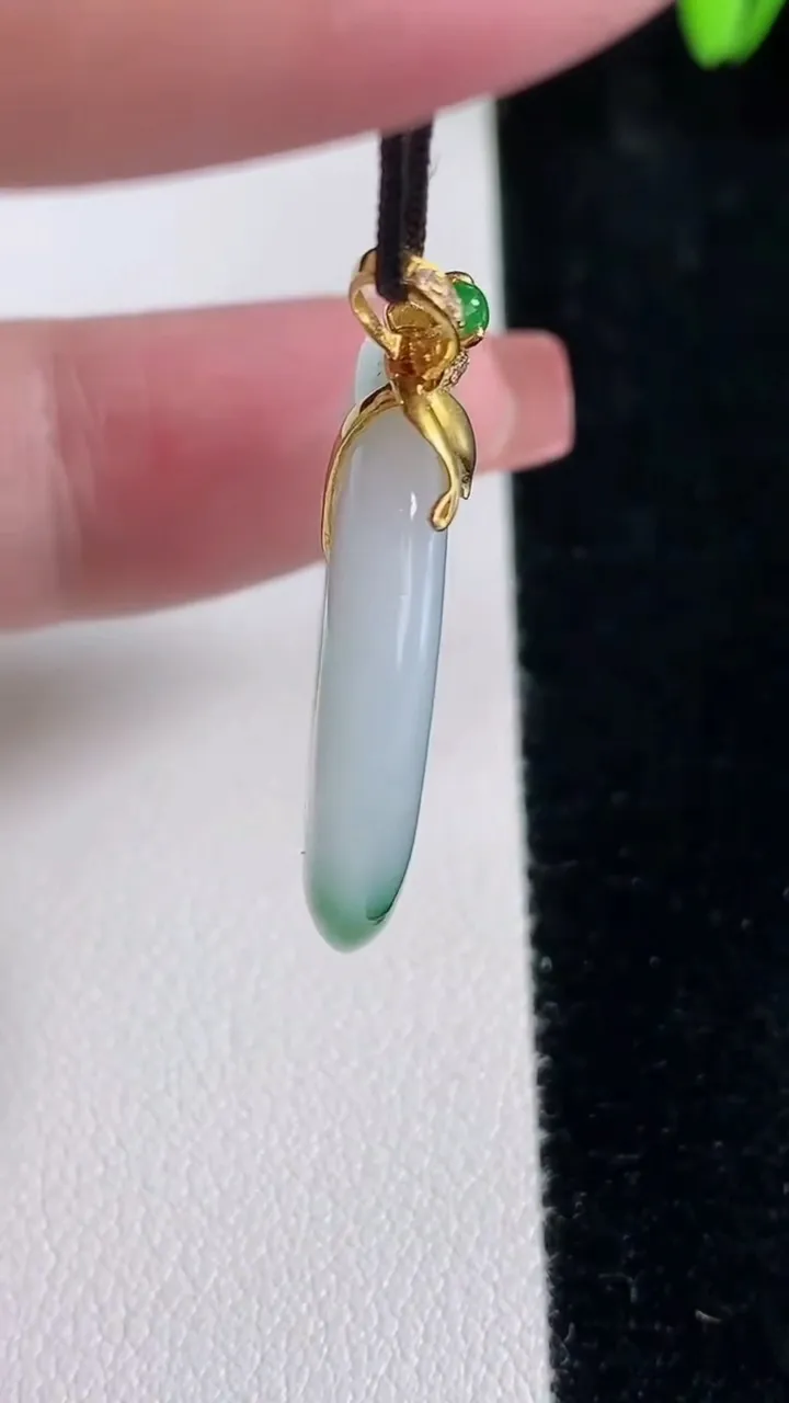 天然A货翡翠平安扣吊坠，尺寸27.3-4.3，重量:7.79g
12月16日