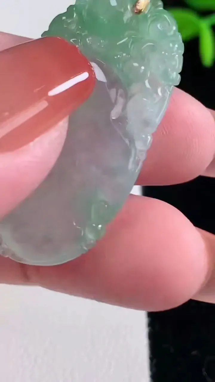 天然A货翡翠如意吊坠，尺寸38-22-4.4，重量:7.91g
12月16日