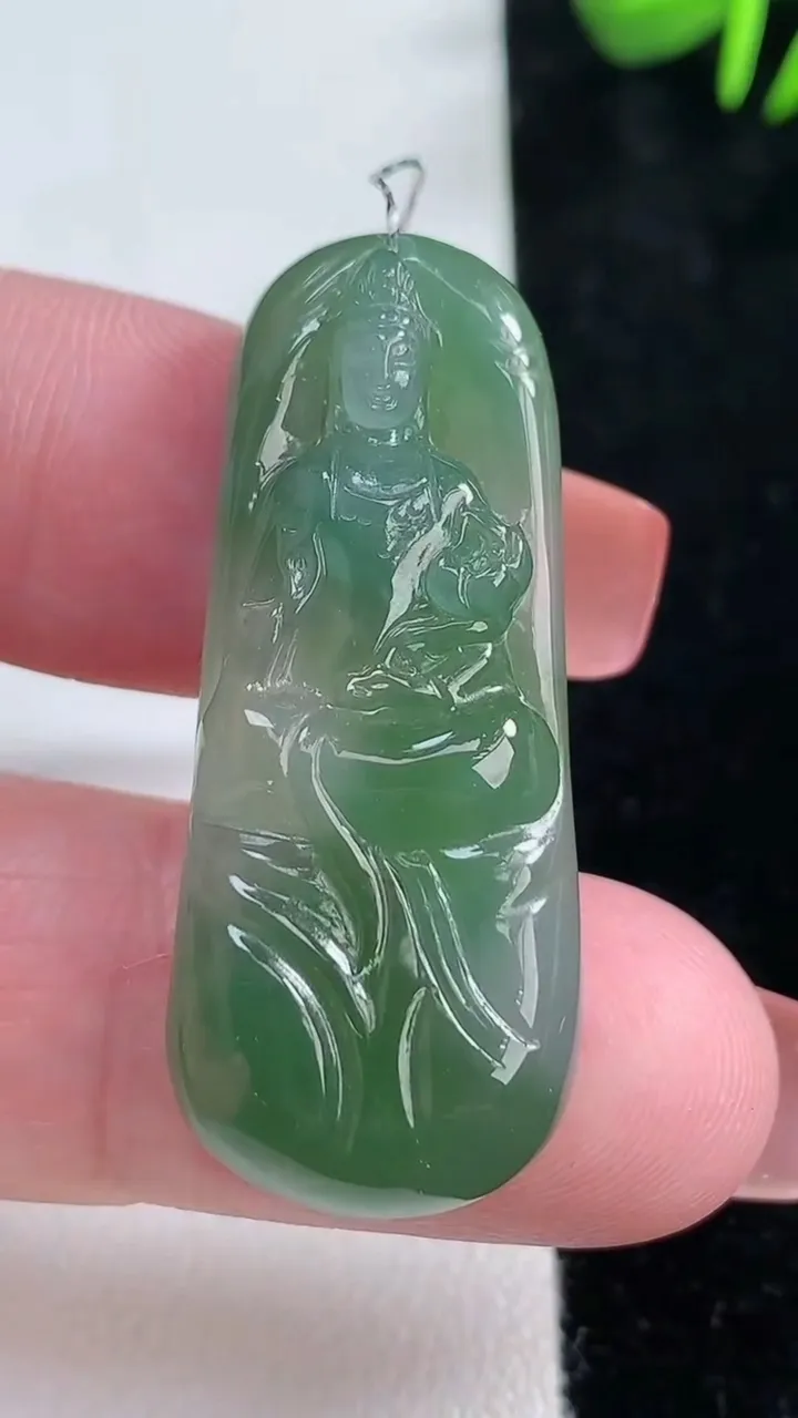 天然A货翡翠大势至菩萨吊坠，尺寸39.2-16.3-6.7，重量:10.00g
12月16日