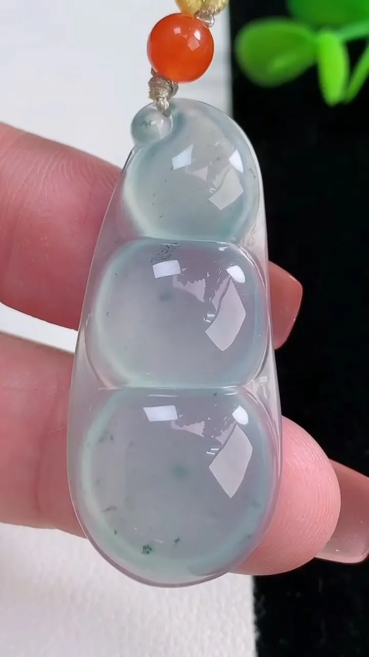 天然A货翡翠冰种飘花福豆吊坠，尺寸43-19.2-6，重量:8.48g
12月16日