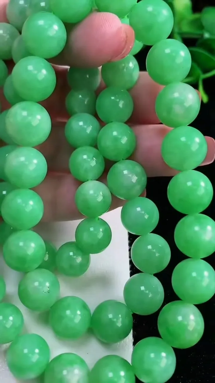 天然A货翡翠圆珠项链，尺寸12.2-58颗，重量:145.46g12月16日
工厂直销收藏佳品,种好水足，色泽均匀，有种有色，上手高大气！