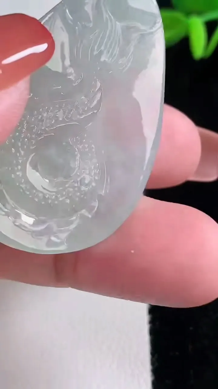 天然A货翡翠龙牌吊坠，尺寸42.6-29-8.6，重量:15.18g
12月16日