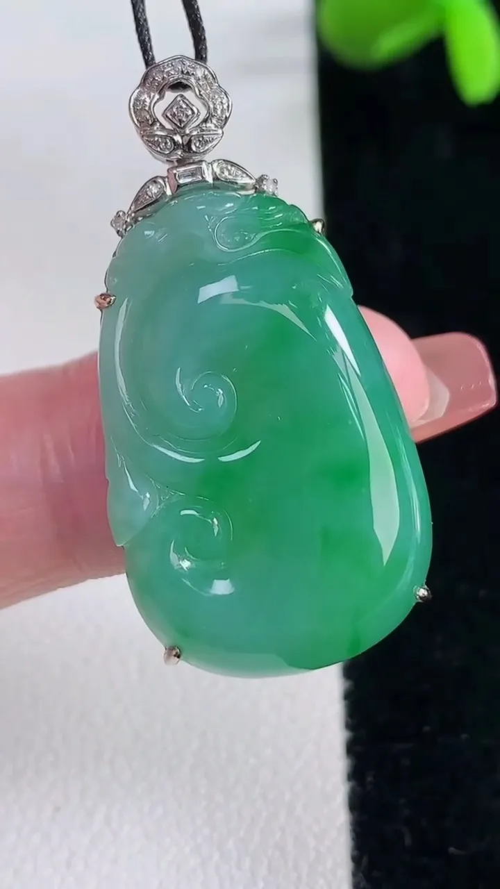 天然A货翡翠如意吊坠，尺寸36-28.6-18.4-6.7，重量:7.37g
12月16日