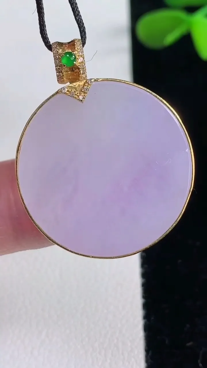 天然A货翡翠18K金紫罗兰无事牌吊坠，尺寸25.2-5.6，重量:9.34g
12月16日