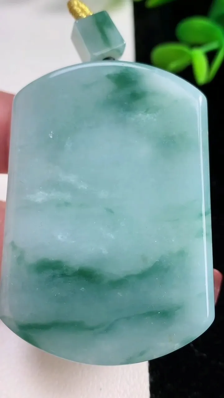 天然A货翡翠飘花无事牌吊坠，尺寸53.2-38-11.5，重量:73.11g
12月16日