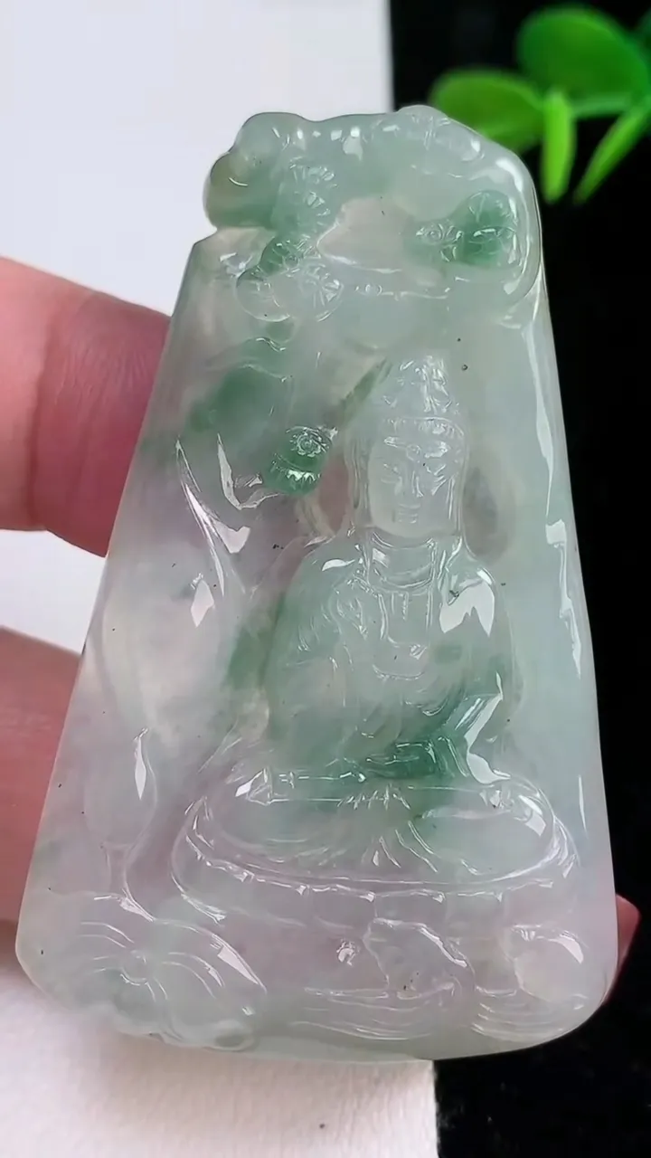 天然A货翡翠冰种飘花山水观音菩萨吊坠，尺寸59.4-37.8-5.2，重量:21.89g
12月16日