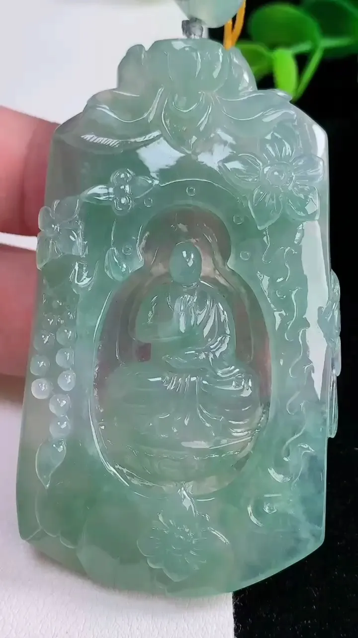 天然A货翡翠无相佛吊坠，尺寸73-42.3-7.2，重量:48.42g
12月16日