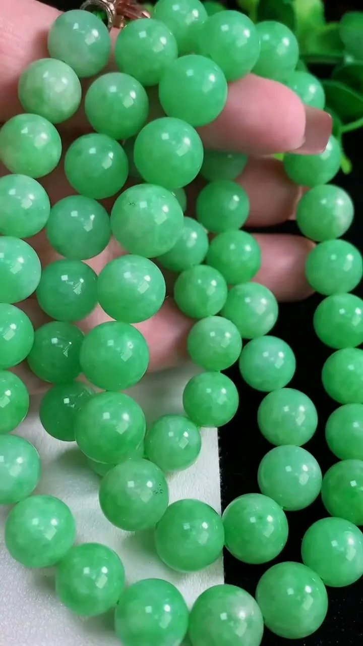 天然A货翡翠圆珠项链，尺寸12.2-58颗，重量:145.46g12月16日
工厂直销收藏佳品,种好水足，色泽均匀，有种有色，上手高大气！