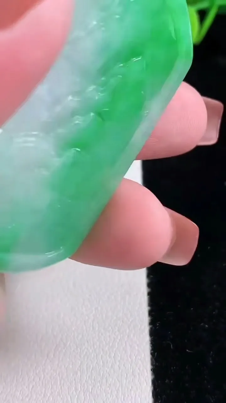 天然A货翡翠山水牌吊坠，尺寸52.5-35-5.5，重量:20.89g
12月16日