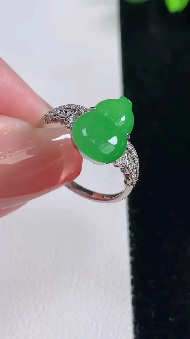 天然A货翡翠葫芦戒指，尺寸17.4-12.7-8.5-5.2，重量:2.34g2025年12月16日