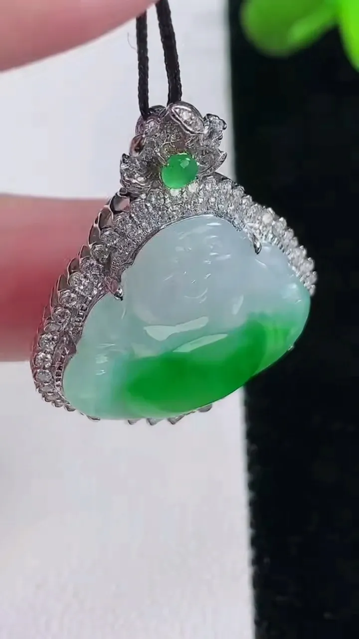 天然A货翡翠佛公吊坠，尺寸32.2-26.4-8.8，裸石29.7-23重量:6.39g
12月16日