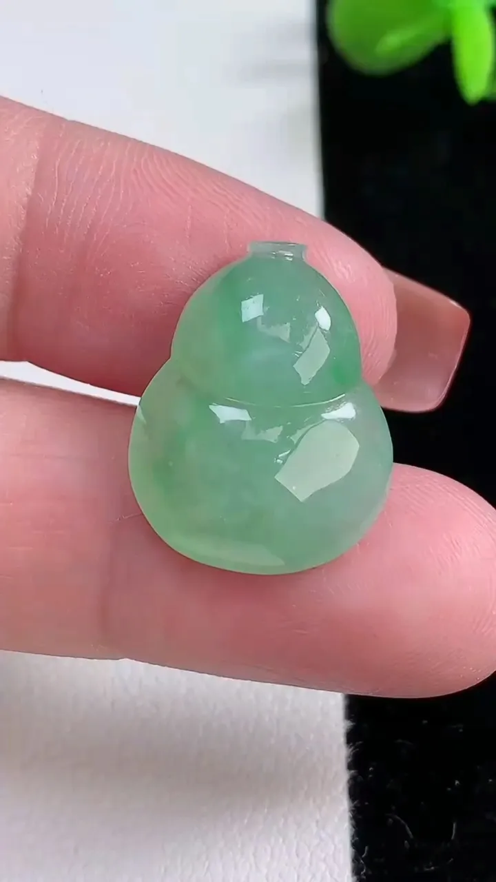 天然A货翡翠葫芦镶嵌件，尺寸21.3-17-5.6，重量:3.48g
12月16日