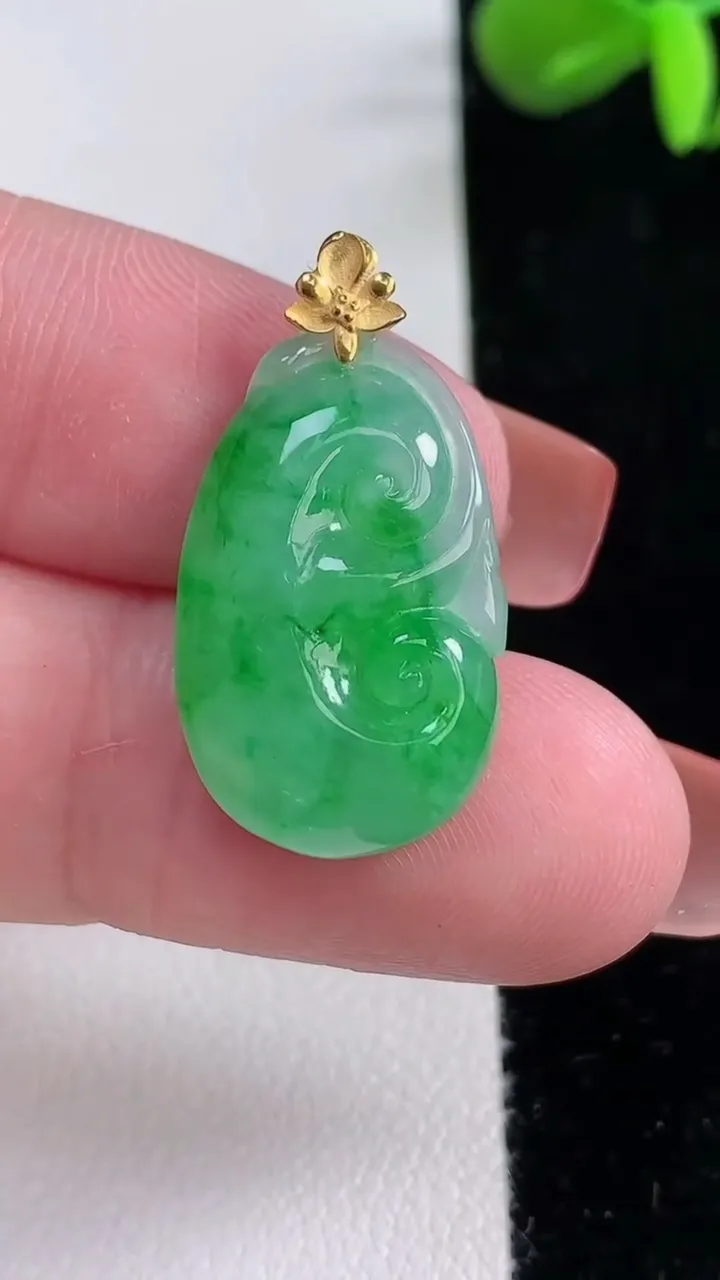 天然A货翡翠如意吊坠，尺寸22.7-14.6-4.5，重量:2.98g
12月16日