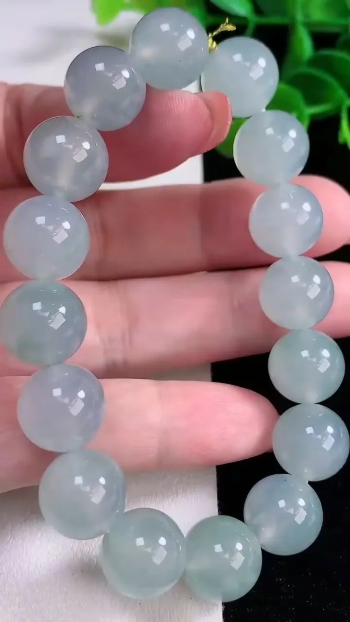 天然A货翡翠圆珠手串，尺寸12.5-16颗，重量:54.65g12月16日
工厂直销收藏佳品,种好水足，色泽均匀，有种有色，上手高大气！