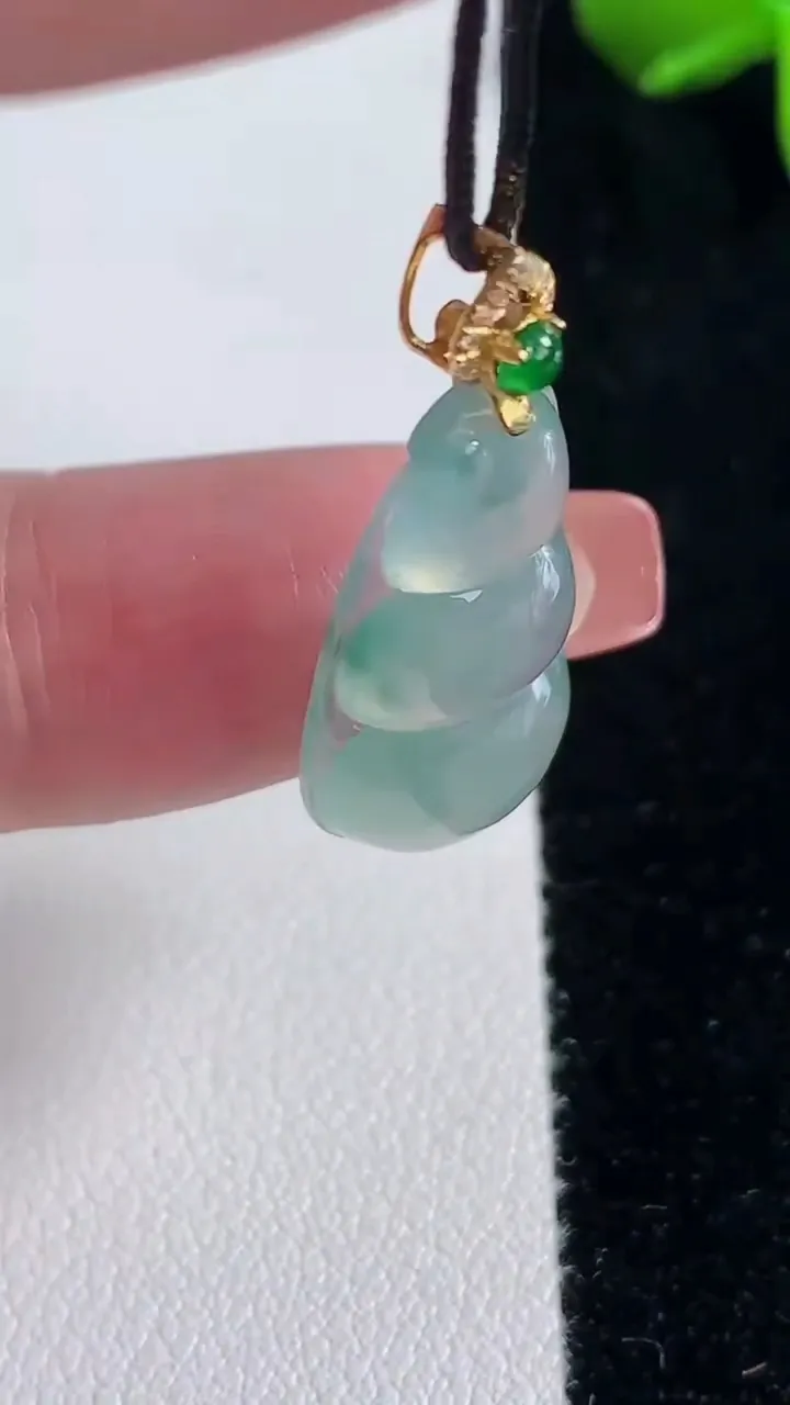 天然A货翡翠种飘花福豆吊坠，尺寸26-13-5.4，重量:3.13g
12月16日