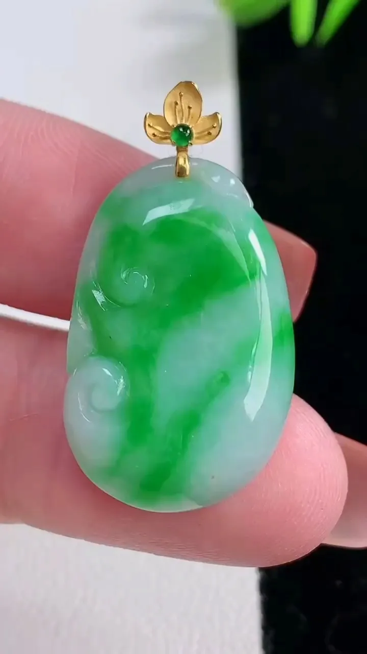 天然A货翡翠如意吊坠，尺寸27.7-17.8-5，重量:5.04g
12月16日
