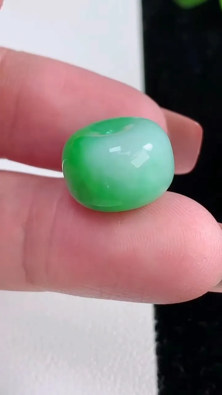 天然A货翡翠路路通吊坠，尺寸15-10.2，重量:4.98g
12月16日