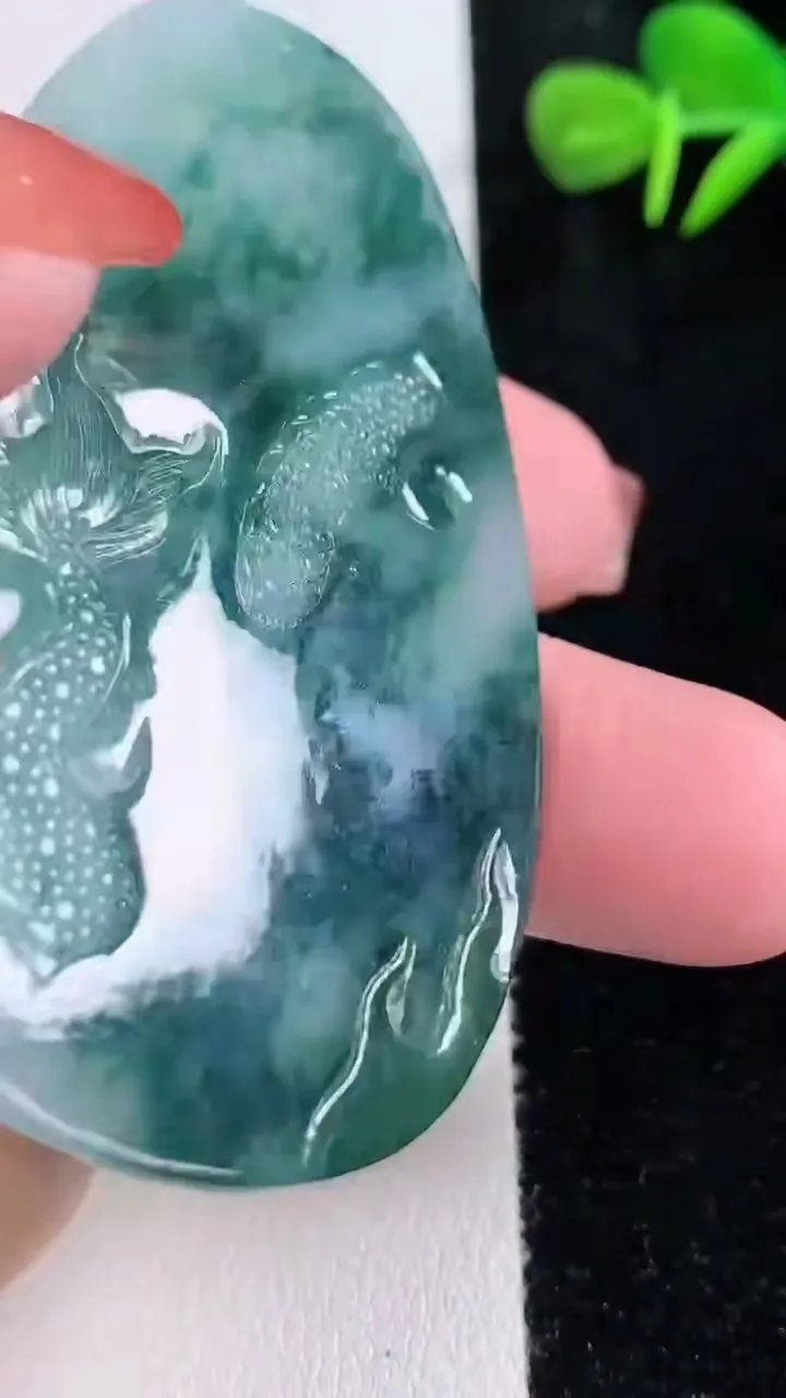 天然A货翡翠飘花御龙财神爷吊坠，尺寸67.4-39.4-5.6，重量:33.10g
12月16日