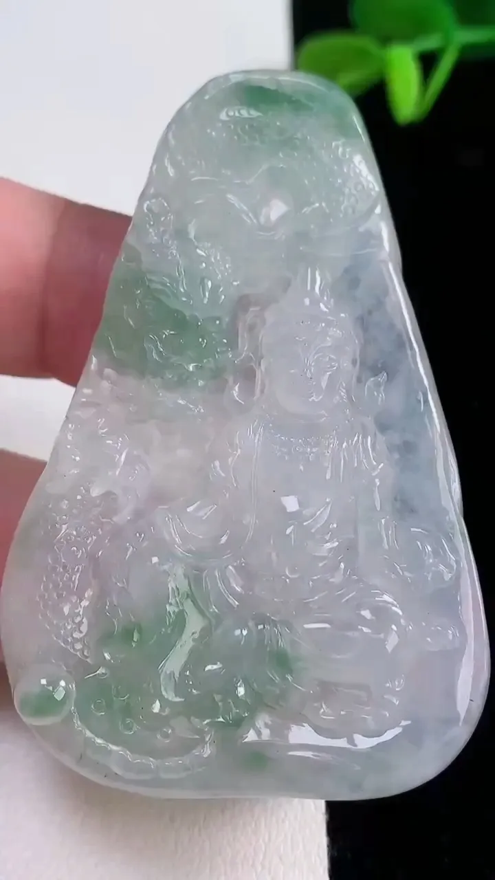 天然A货翡翠冰种飘花祥龙观音菩萨吊坠，尺寸62.8-40.8-7.6，重量:35.39g
12月16