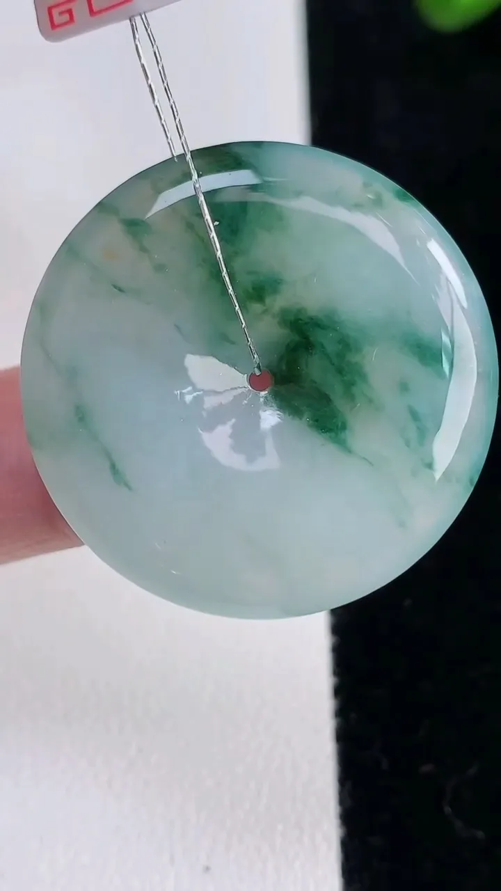 天然A货翡翠冰种飘花平安扣吊坠，尺寸32-5.3，重量:12.16g
12月16日