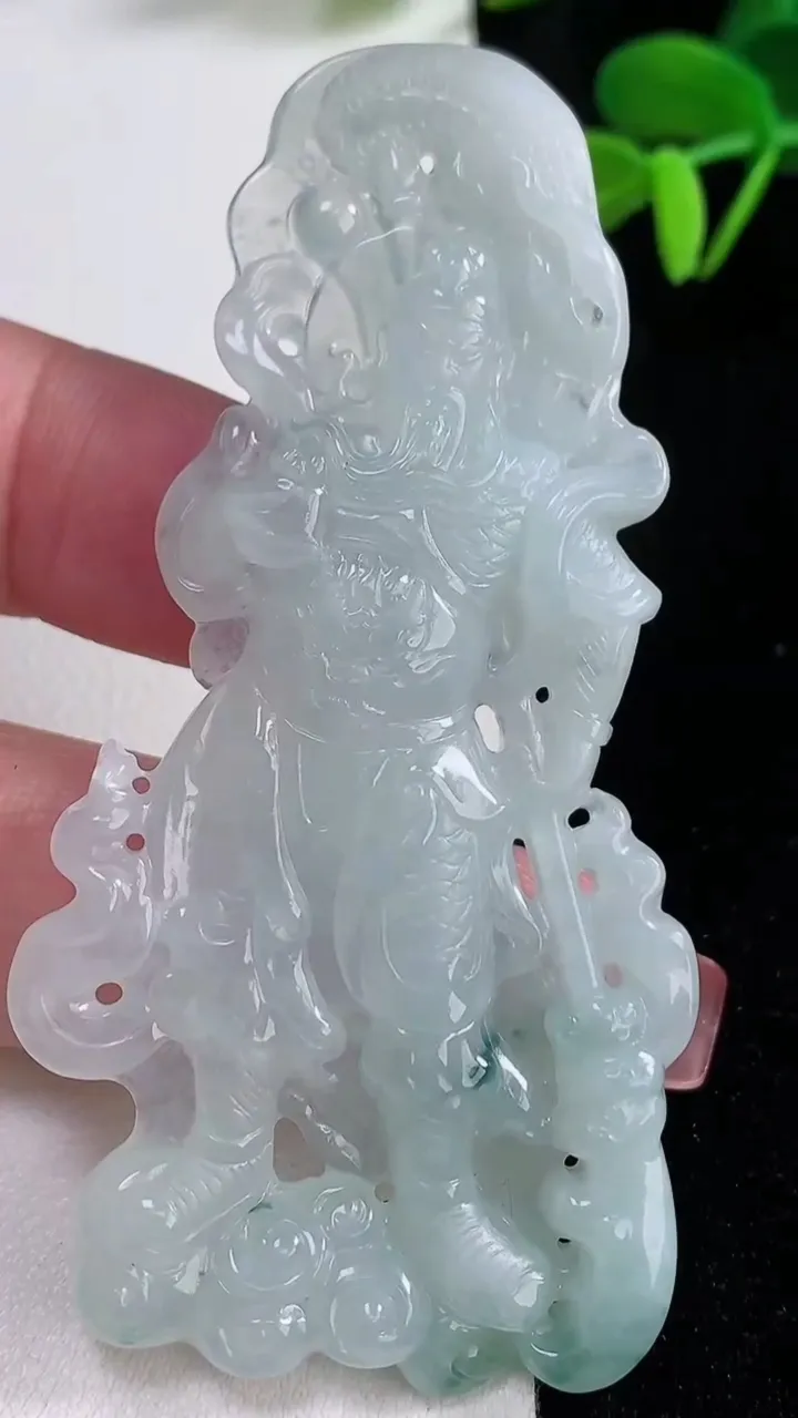 天然A货翡翠冰种飘花关公吊坠，尺寸75.7-38.3-6.2，重量:26.82g
12月16日