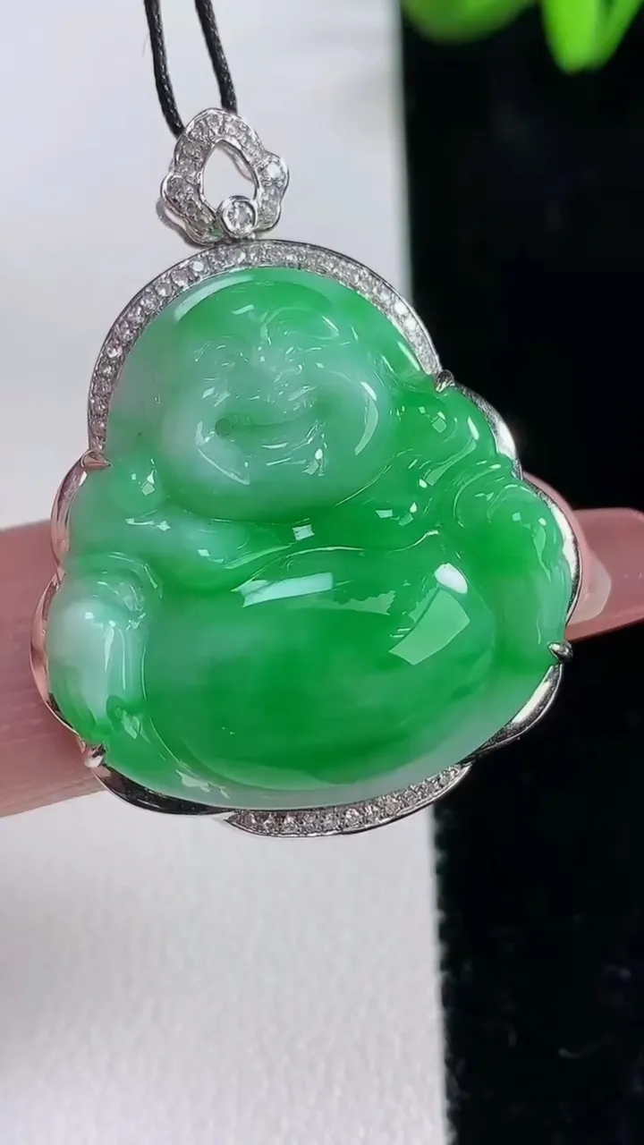 天然A货翡翠佛公吊坠，尺寸36.2-27.8-6，裸石26.4-25.5重量:7.38g
12月16日