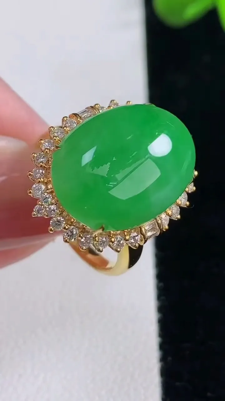 天然A货翡翠蛋面戒指，尺寸18.6-18.2-13.6-11，重量:6.86g2025年12月16日
工厂直销收藏佳品,种好水足，色泽均匀，有种有色，上手高大气！