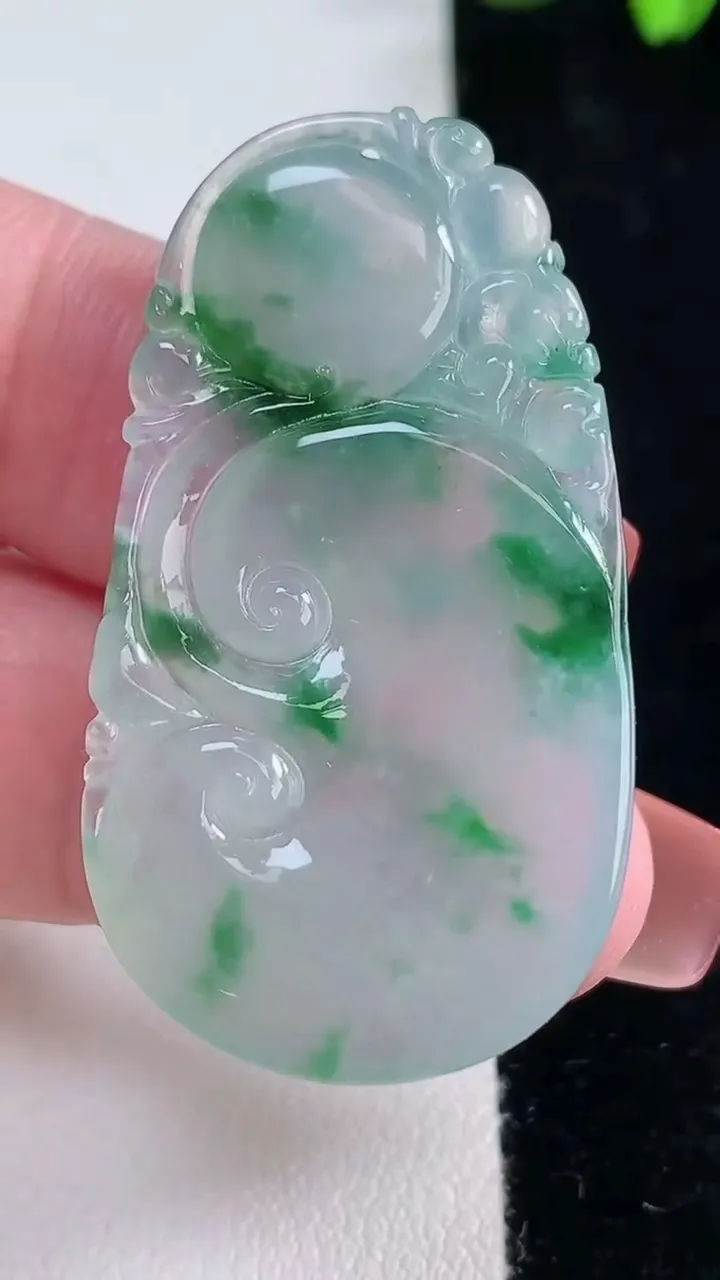 天然A货翡翠冰种飘花如意吊坠，尺寸43-24.2-5.2，重量:11.22g
12月16日