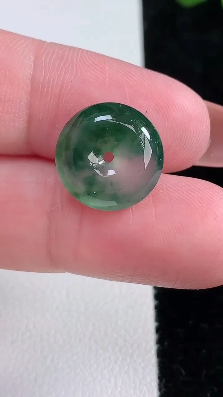 天然A货翡翠冰种飘花平安扣吊坠，尺寸14.5-5.4，重量:2.25g
12月16日