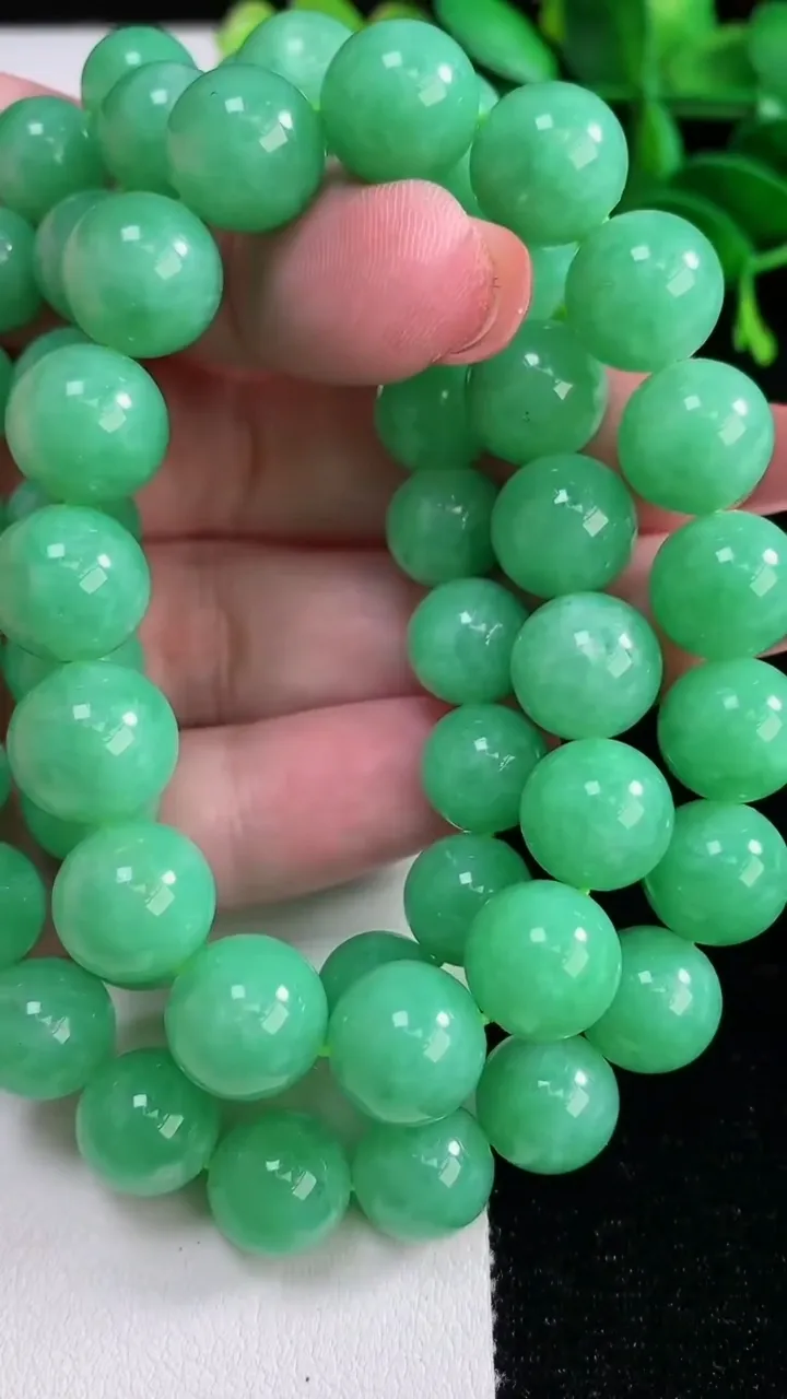天然A货翡翠圆珠项链，尺寸10.4-53颗，重量111.78g12月16日
工厂直销收藏佳品,种好水足，色泽均匀，有种有色，上手高大气！